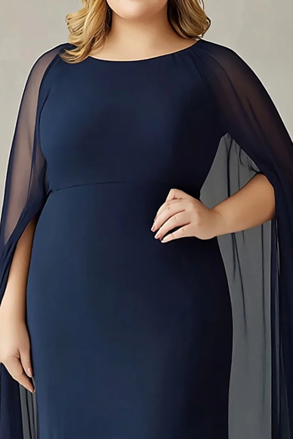 Granatowa szyfonowa sukienka dla matki panny młodej plus size z peleryną - Image 2