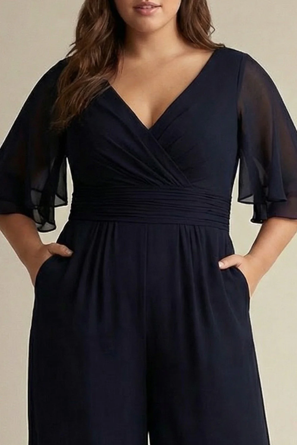 Granatowe kombinezony plus size z szyfonem w serek i półrękawami Mother of the Bride. - Image 2