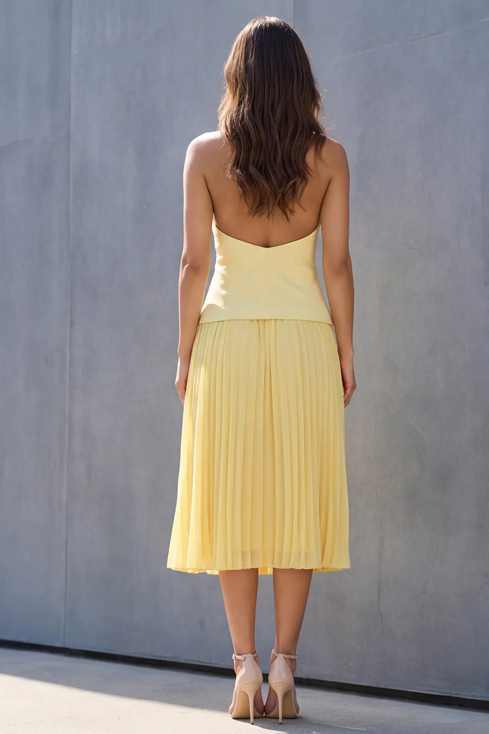 Halter Yellow Jednorzędowa plisowana sukienka midi Work Line A - Image 2