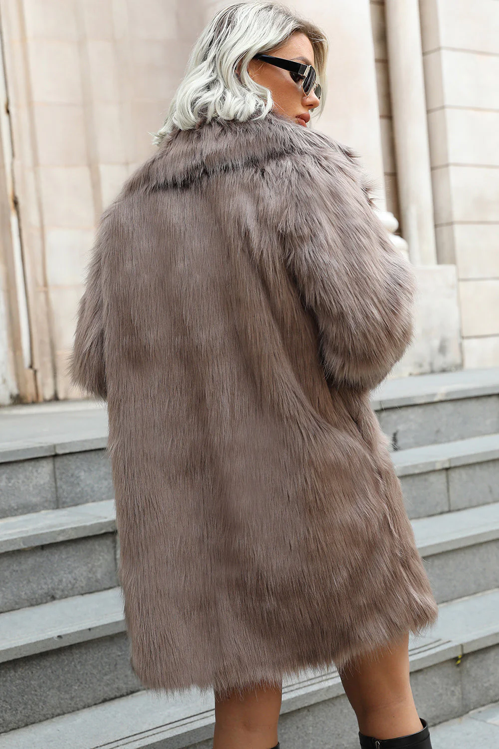 Damski Płaszcz Ze Sztucznego Futra W Kolorze Khaki Midi Z Klapami - Image 2