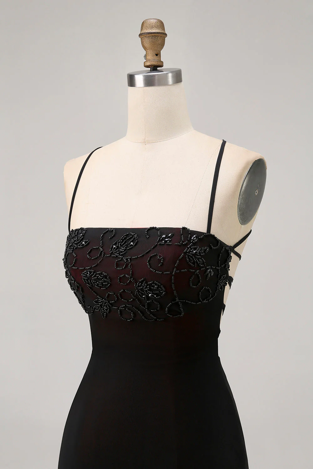 krótka sukienka na ramiączka spaghetti bodycon z koralikami - Image 6