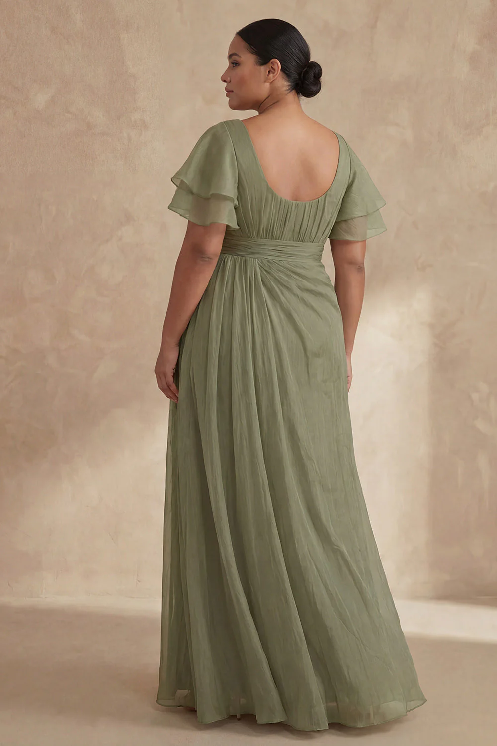 Linia Dusty Sage Boat Neck Plus Size sukienka matki panny młodej z falbanami - Image 2