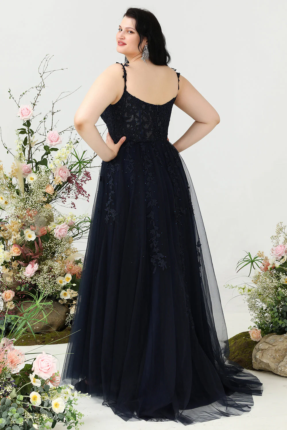Linia spaghetti ramiączka granatowa sukienka na studniówkę Plus Size z aplikacjami - Image 2