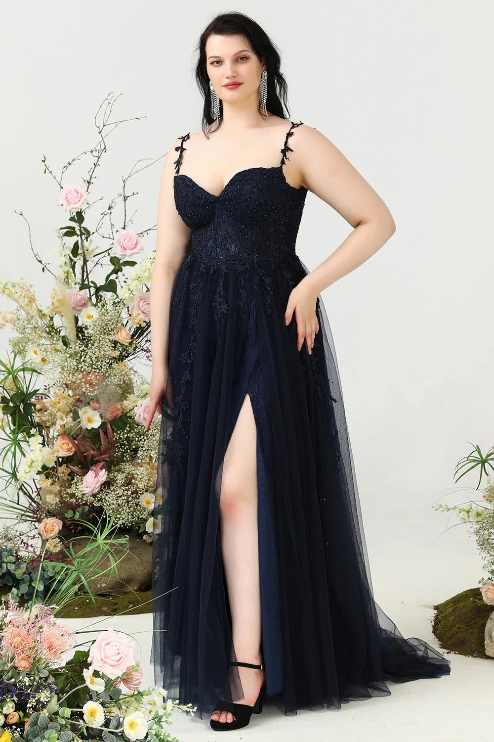 Linia spaghetti ramiączka granatowa sukienka na studniówkę Plus Size z aplikacjami - Image 3