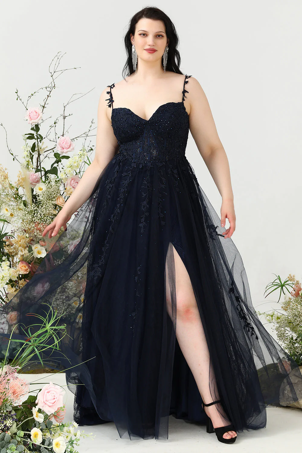 Linia spaghetti ramiączka granatowa sukienka na studniówkę Plus Size z aplikacjami - Image 4