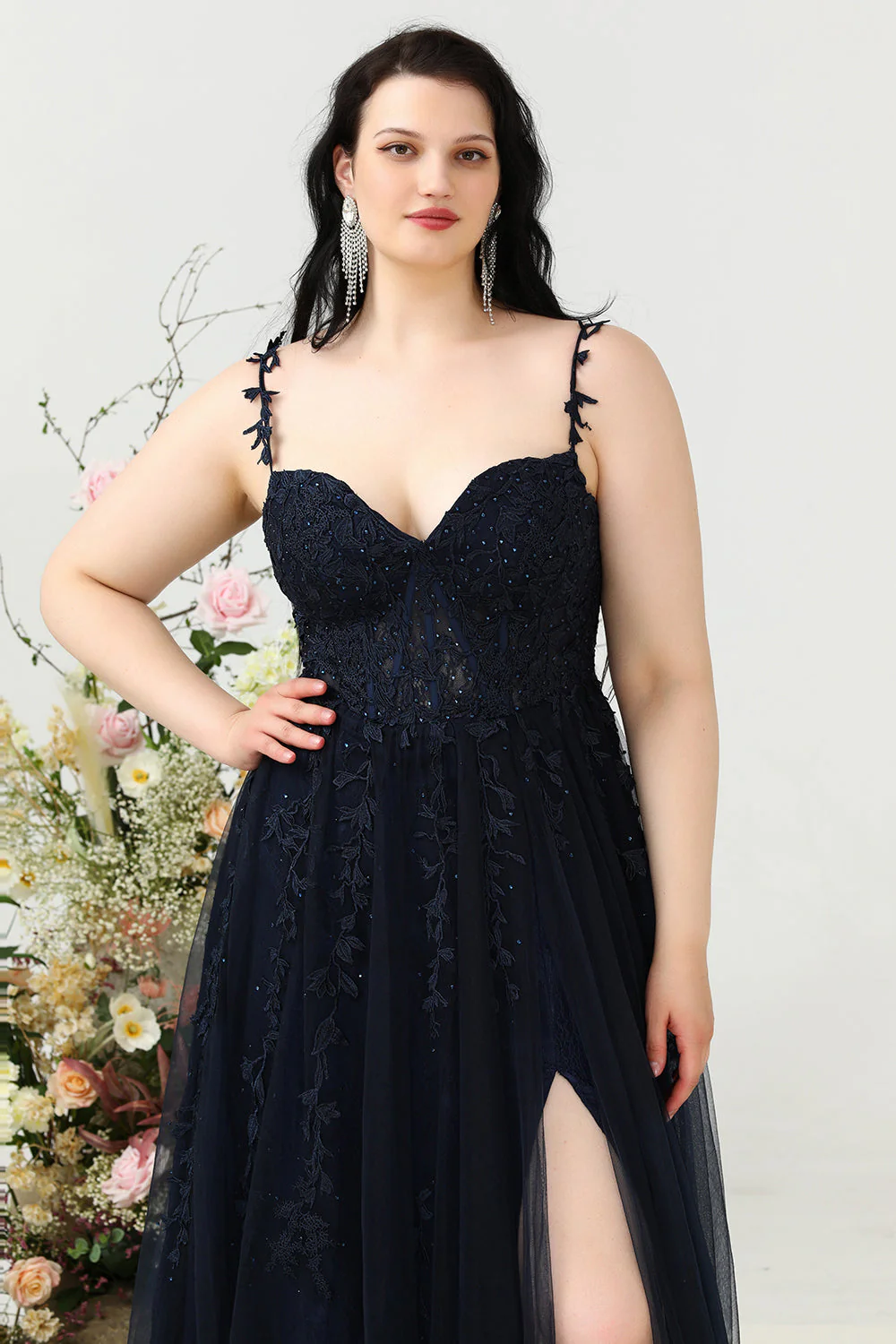 Linia spaghetti ramiączka granatowa sukienka na studniówkę Plus Size z aplikacjami - Image 5