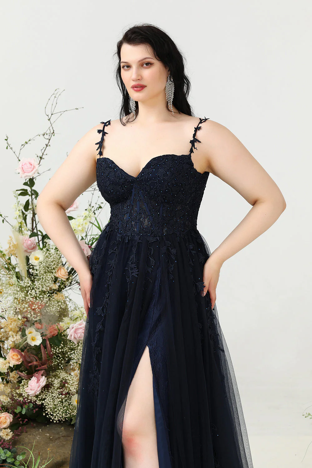 Linia spaghetti ramiączka granatowa sukienka na studniówkę Plus Size z aplikacjami - Image 6