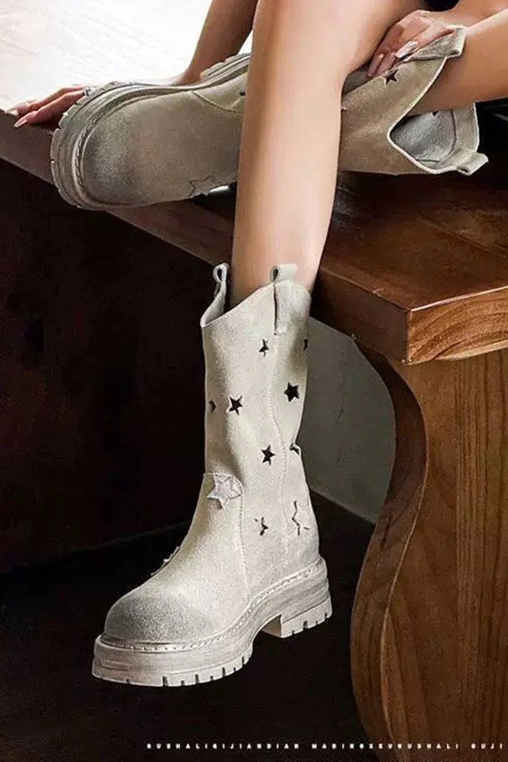 Modne szare buty z okrągłym noskiem na środku łydki - Image 2