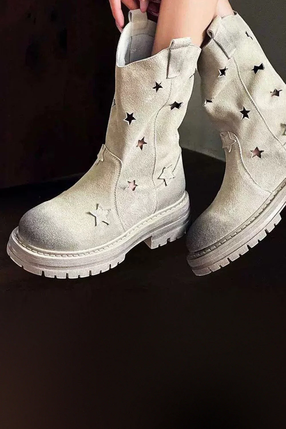 Modne szare buty z okrągłym noskiem na środku łydki - Image 3
