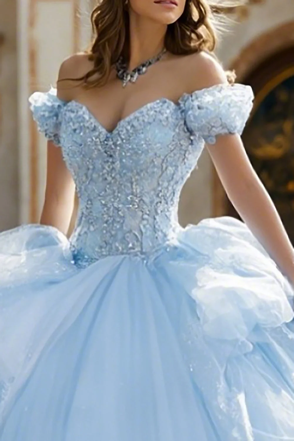 Niebieska suknia balowa z opuszczonymi ramionami i aplikacjami z falbanami – sukienka Quinceanera - Image 2