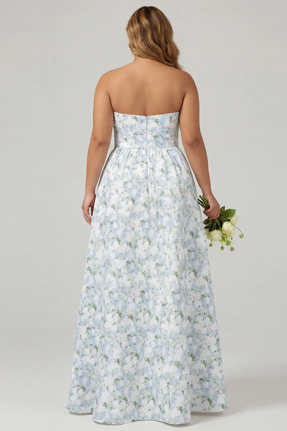Niebiesko-biała w kwiaty bez ramiączek, długa satynowa sukienka druhny plus size bez ramiączek - Image 2