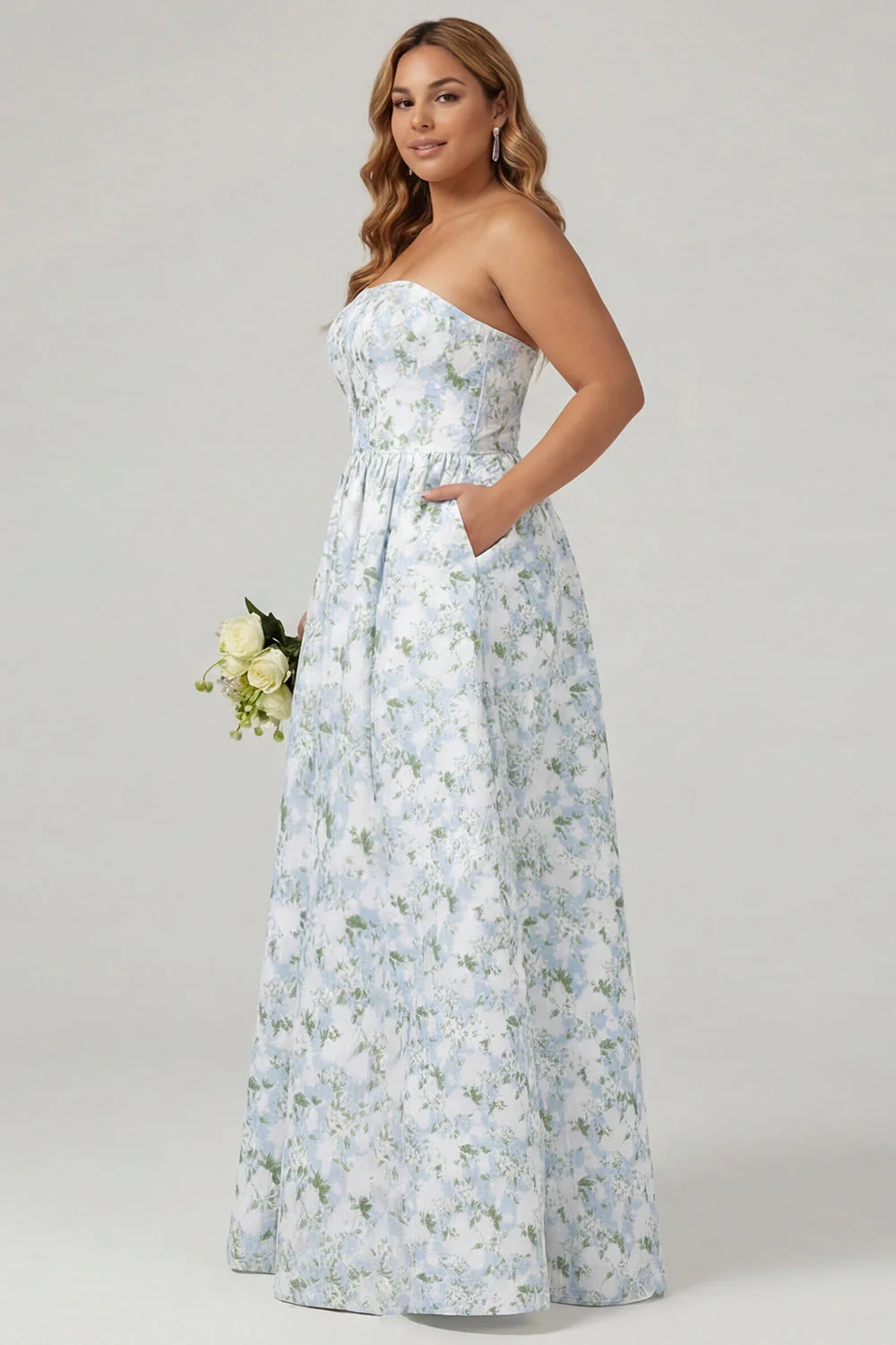 Niebiesko-biała w kwiaty bez ramiączek, długa satynowa sukienka druhny plus size bez ramiączek - Image 3