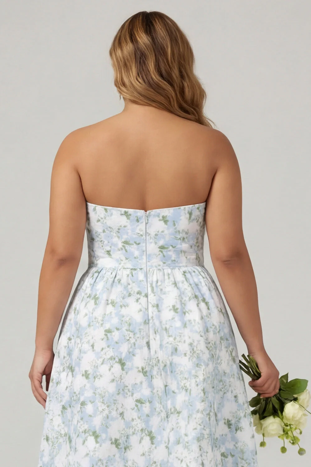 Niebiesko-biała w kwiaty bez ramiączek, długa satynowa sukienka druhny plus size bez ramiączek - Image 5