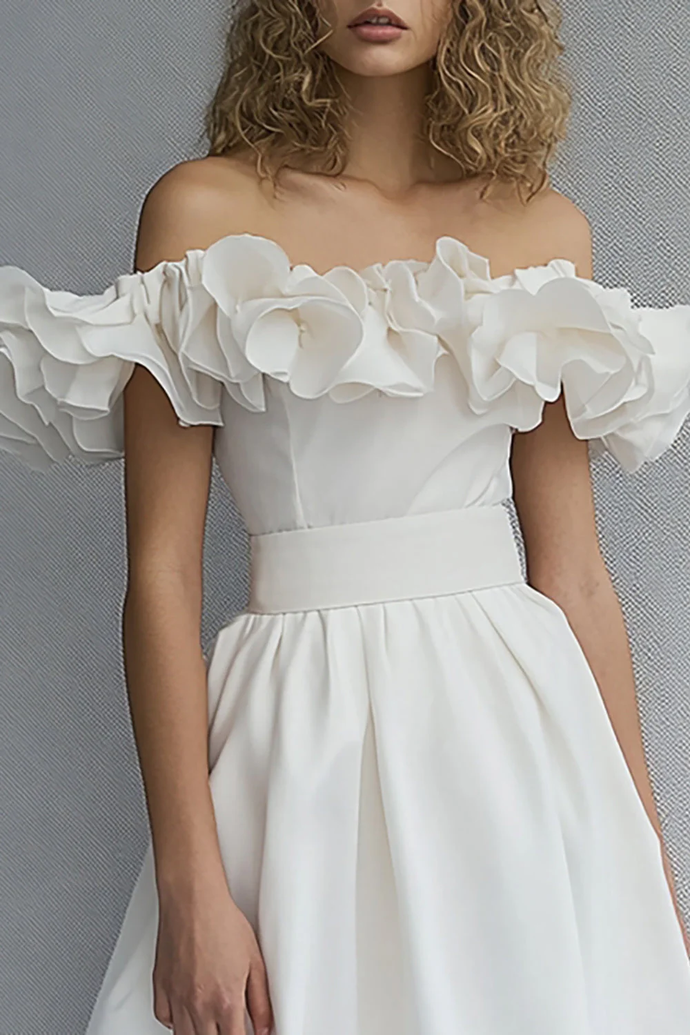 Off The Shoulder Linia Falbaniasta Biała Sukienka Dyplomowa - Image 2