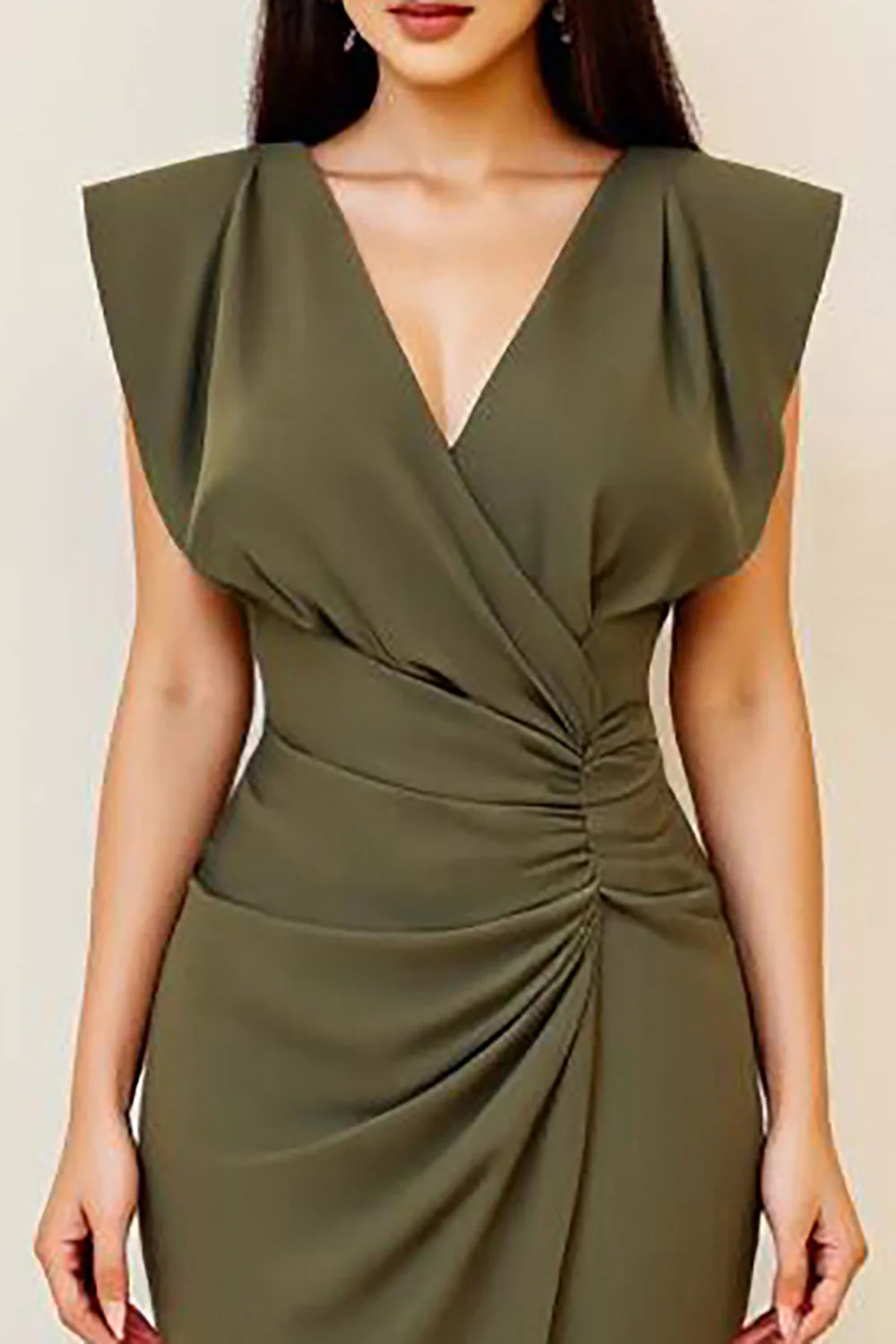Oliwkowa marszczona sukienka bodycon midi z dekoltem w serek - Image 3