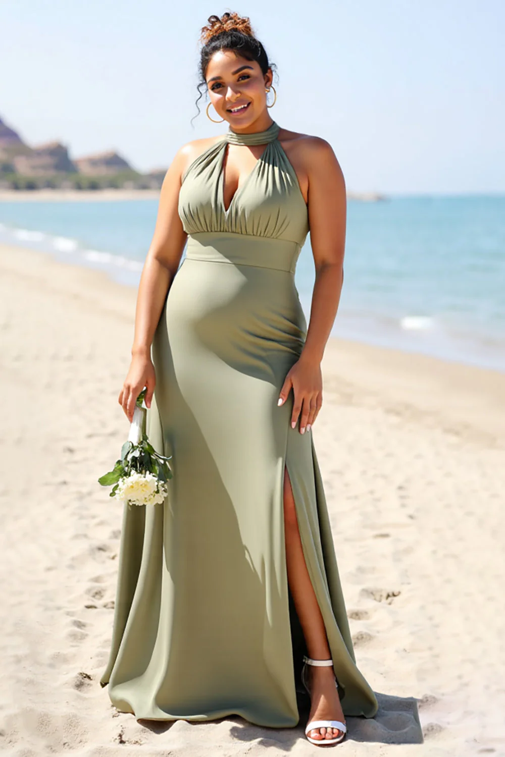 Oliwkowa plus size satynowa długa sukienka dla druhen z rozcięciem - Image 3