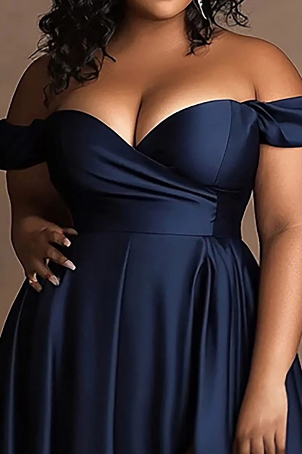 Granatowa Satynowa Plus Size Długa Kształcie Litery A Sukienka Wieczorowe z Rozcięciem - Image 2