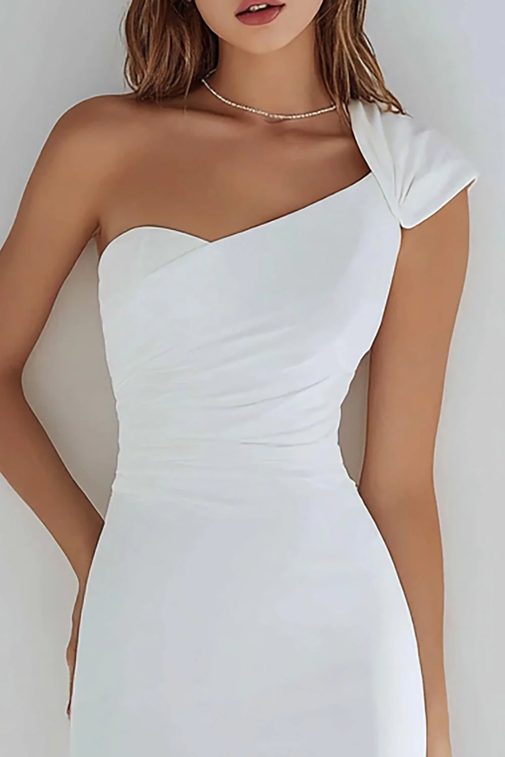 Prosta mała biała sukienka bodycon na jedno ramię - Image 3