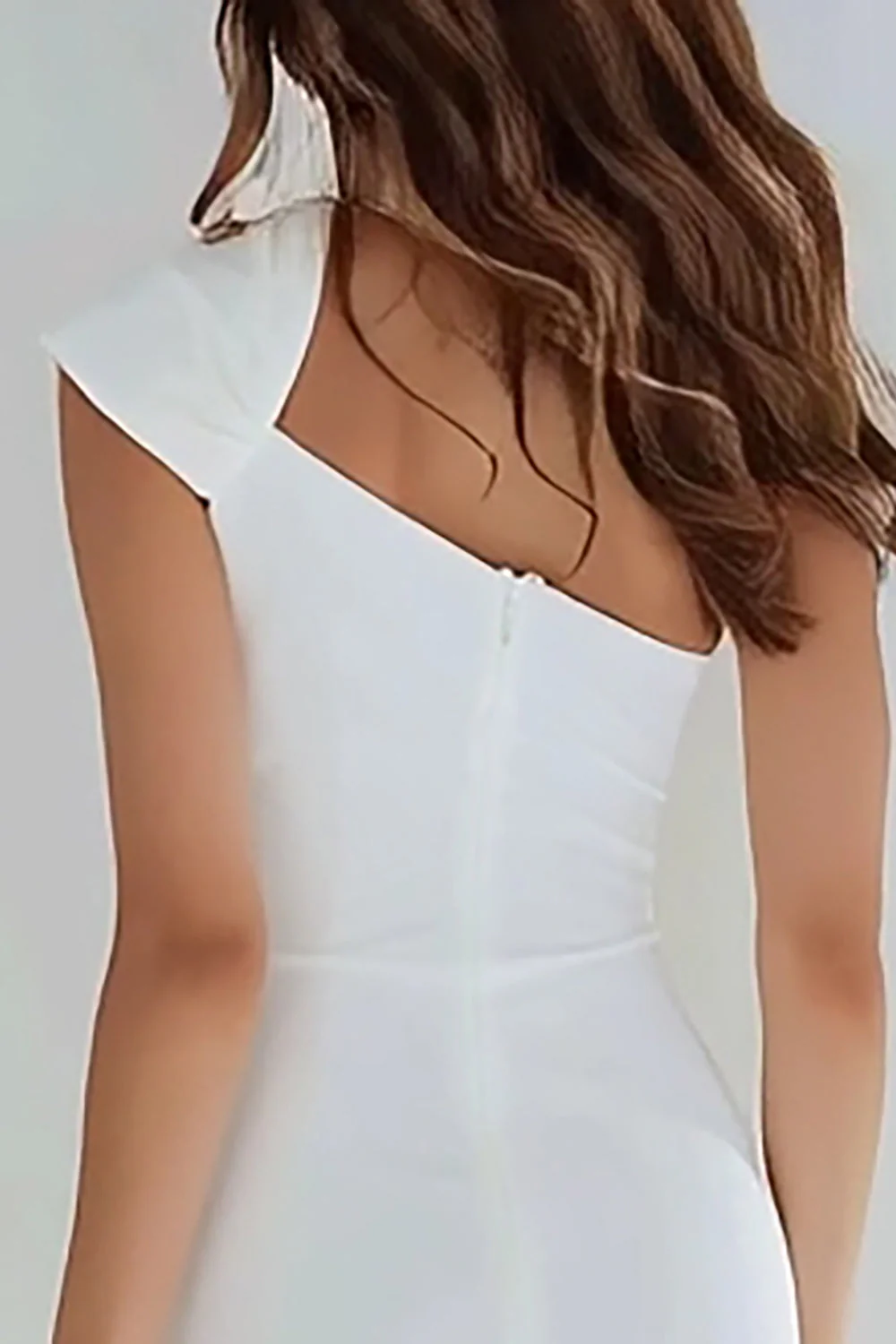 Prosta mała biała sukienka bodycon na jedno ramię - Image 4