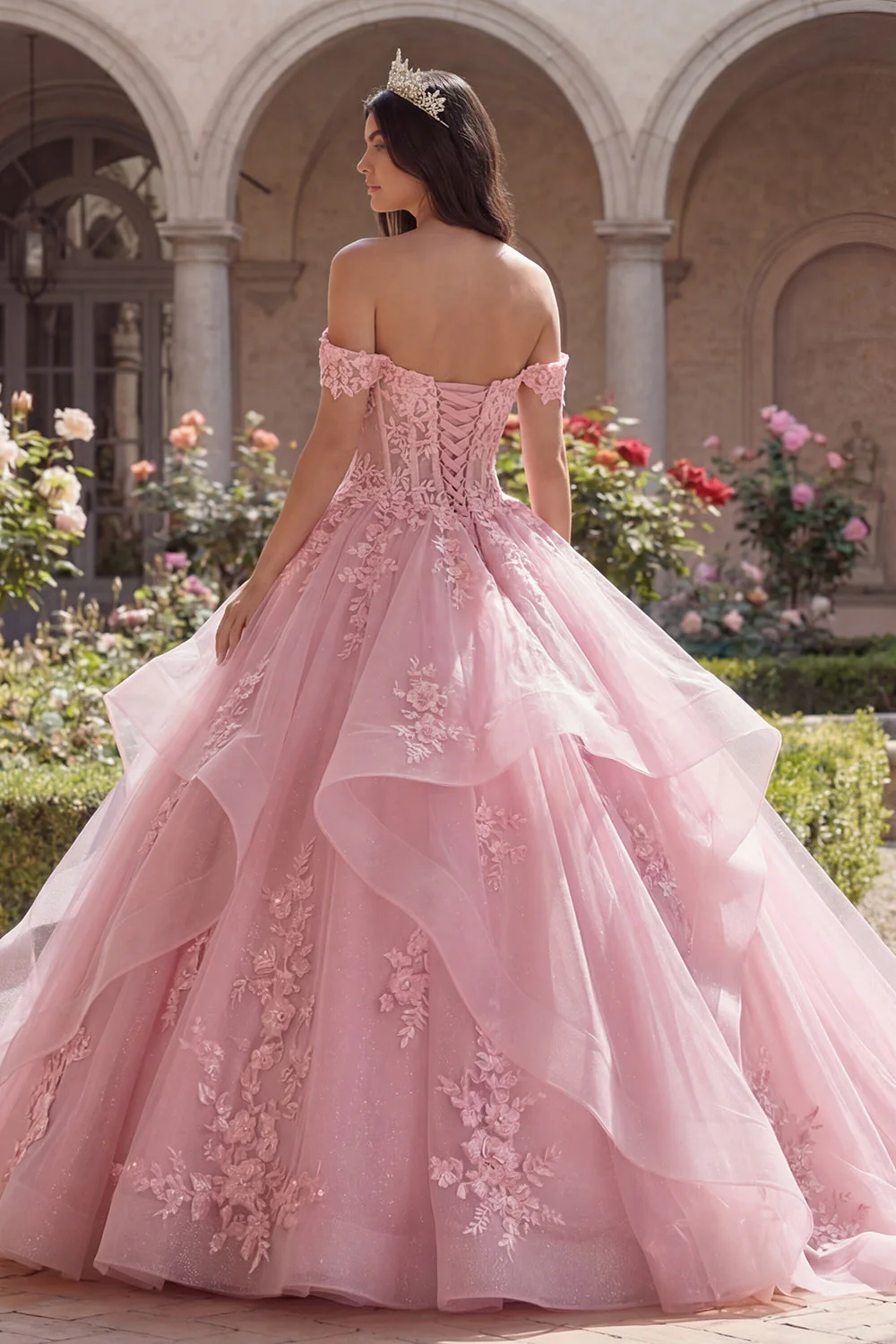 Różowa balowa suknia z odsłoniętymi ramionami z aplikacjami i falbanami – sukienka Quinceanera - Image 2