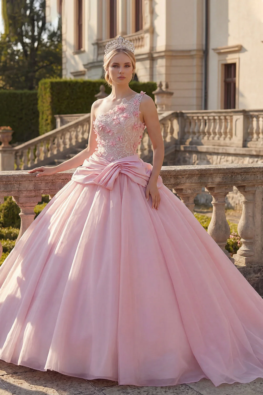Różowa suknia balowa z aplikacjami na jedno ramię z marszczanymi sukniami z Quinceanera