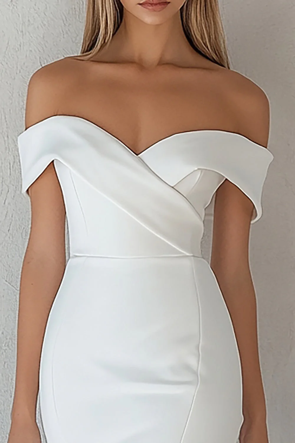 Satynowa biała sukienka z odkrytymi ramionami bodycon - Image 2