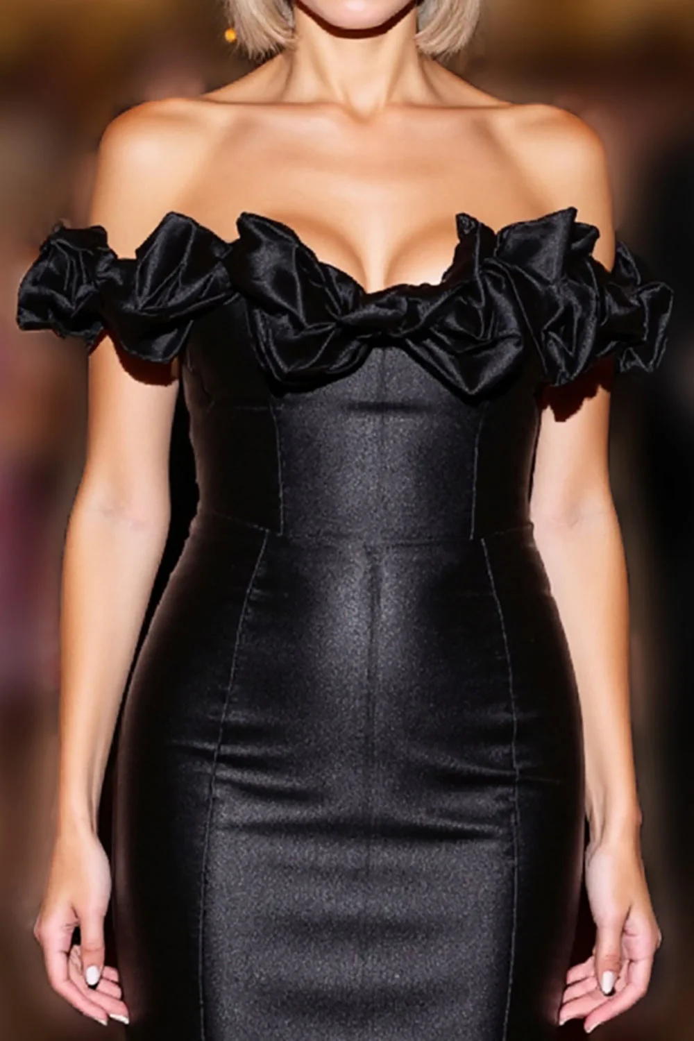 satynowa krótka sukienka bodycon z odkrytymi ramionami i falbankami - Image 3