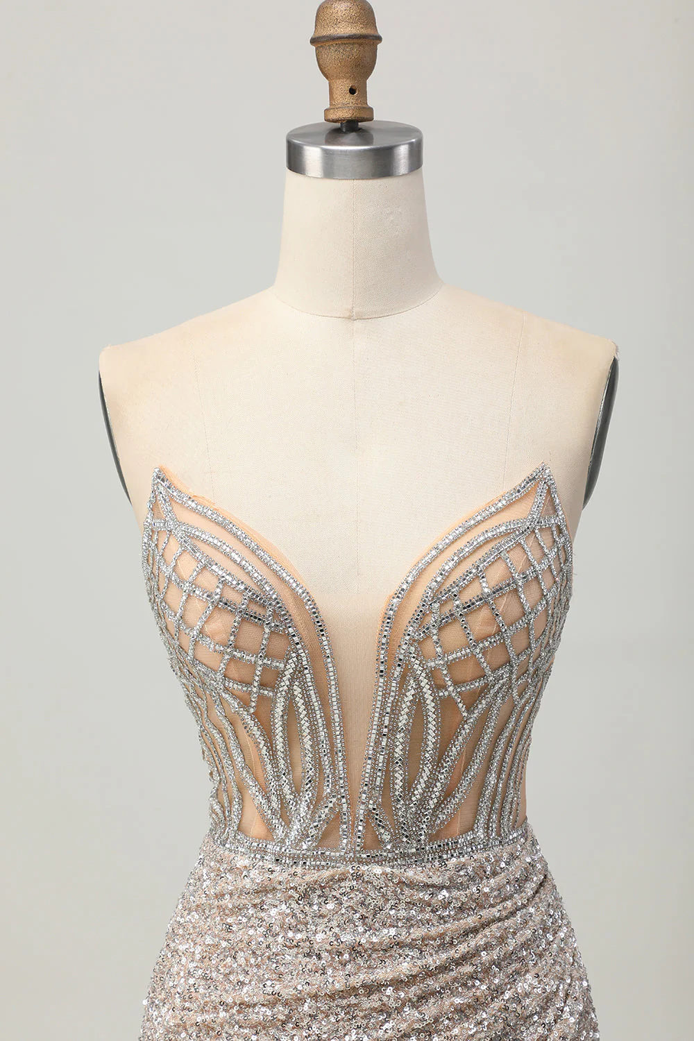 Srebrna sukienka bodycon bez ramiączek z cekinami i rozcięciem - Image 4
