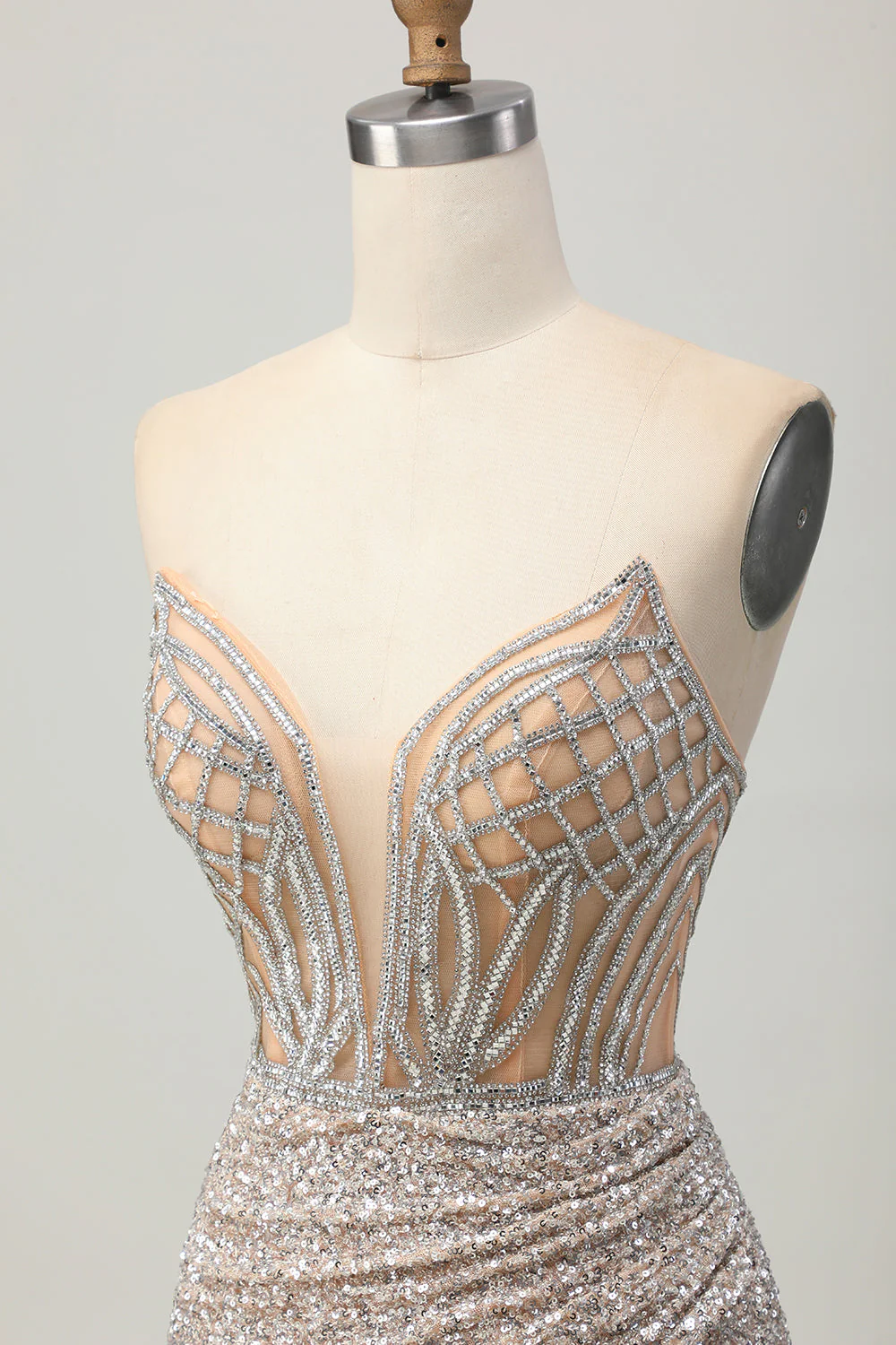 Srebrna sukienka bodycon bez ramiączek z cekinami i rozcięciem - Image 6