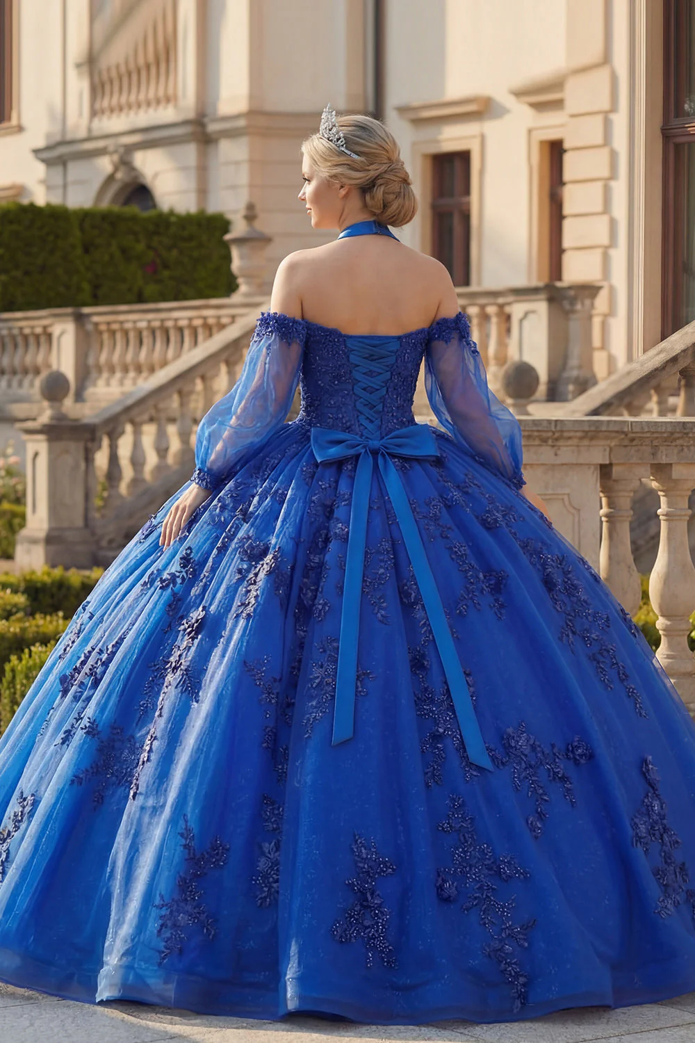 Sukienka balowa z dekoltem na ramię i królewskoniebieskim aplikacją z brokatem Quinceanera - Image 2