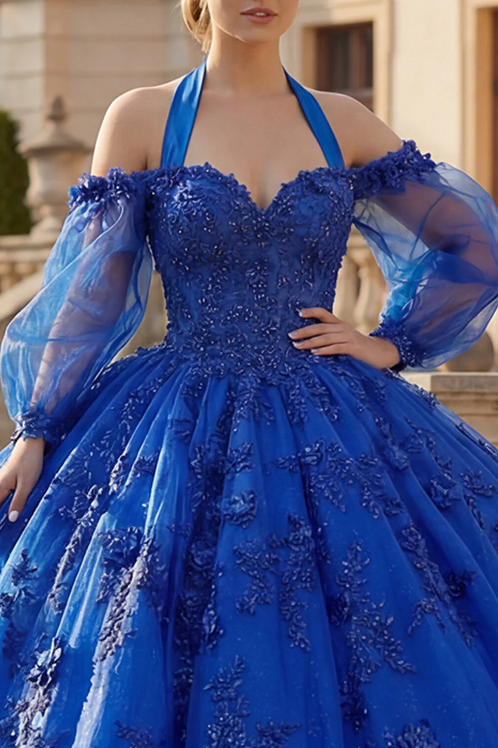 Sukienka balowa z dekoltem na ramię i królewskoniebieskim aplikacją z brokatem Quinceanera - Image 3