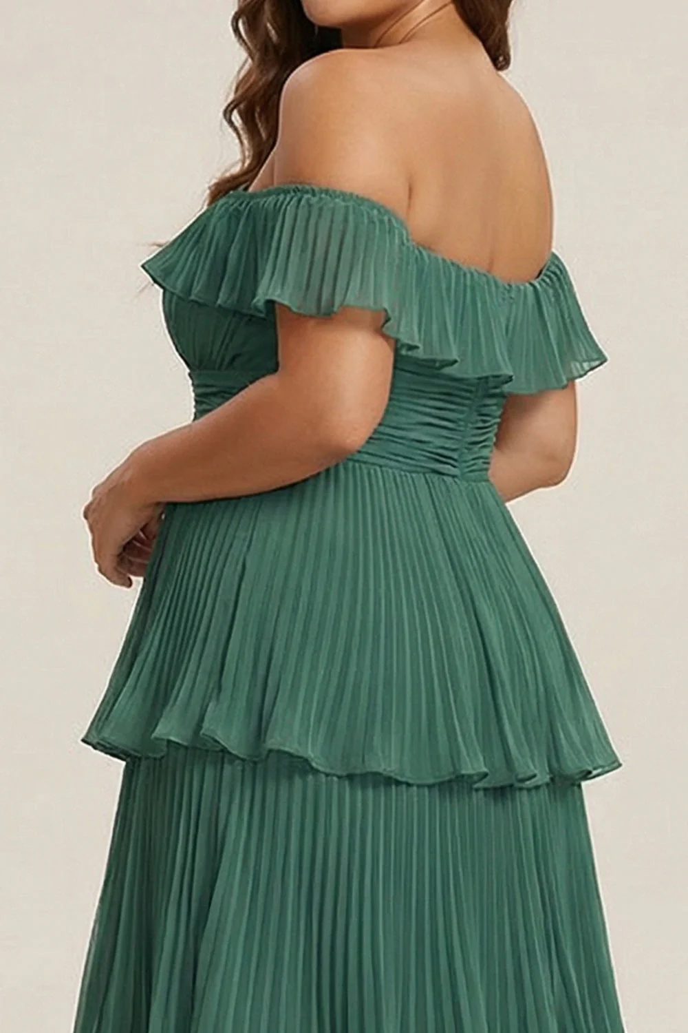 Sukienka druhny w stylu Eukaliptus z plisowaniem na ramionach – długa sukienka plus size - Image 4