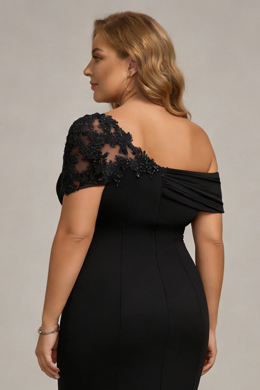Sukienka matki panny młodej w rozmiarze plus size z marszczami - Image 4