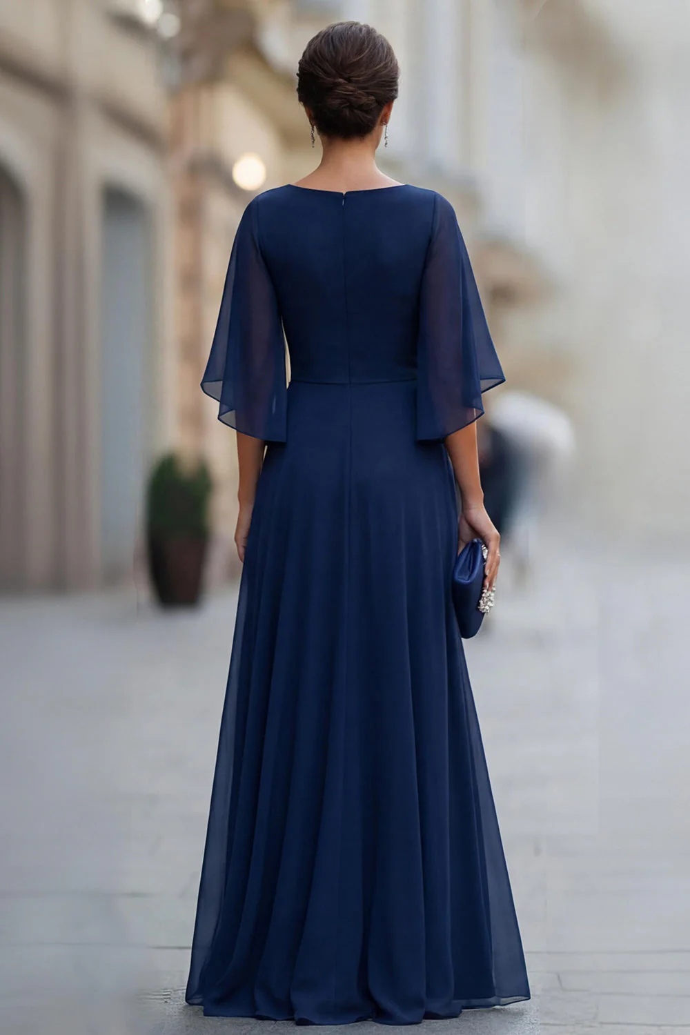 Sukienka matki panny młodej z marszczami w kolorze Chiffon Navy Navy z marszczanym spodnikiem - Image 2