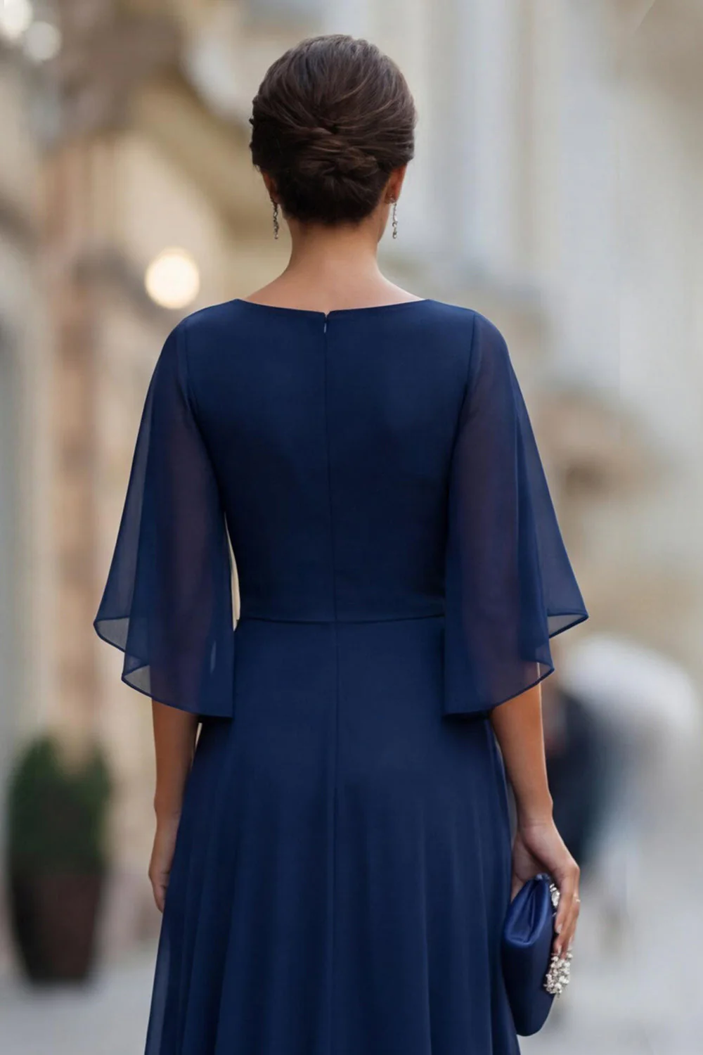 Sukienka matki panny młodej z marszczami w kolorze Chiffon Navy Navy z marszczanym spodnikiem - Image 6