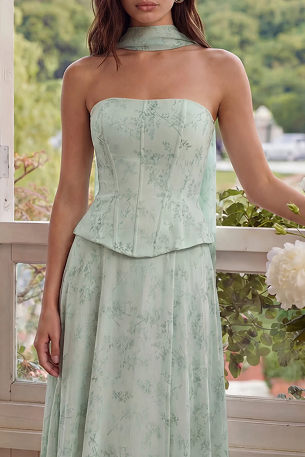 Sukienka midi bez ramiączek w kolorze Dusty Sage Chiffon A-Line - Image 3