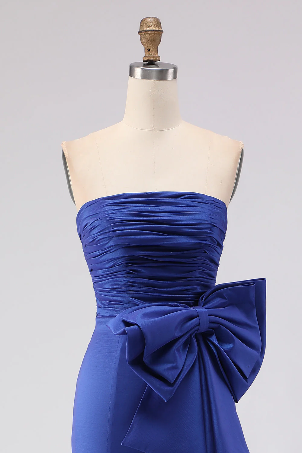 Sukienka na bal balowy bez ramiączek Royal Blue Mermaid z marszczkami i rozcięciem z boków i dużym kokardą - Image 4