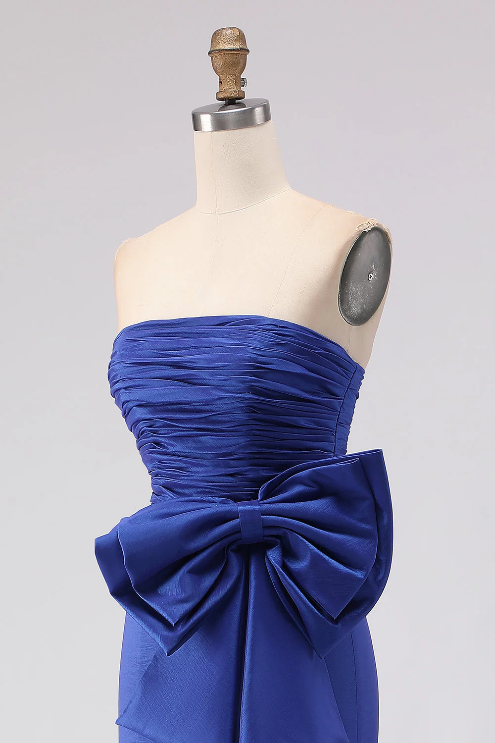 Sukienka na bal balowy bez ramiączek Royal Blue Mermaid z marszczkami i rozcięciem z boków i dużym kokardą - Image 6