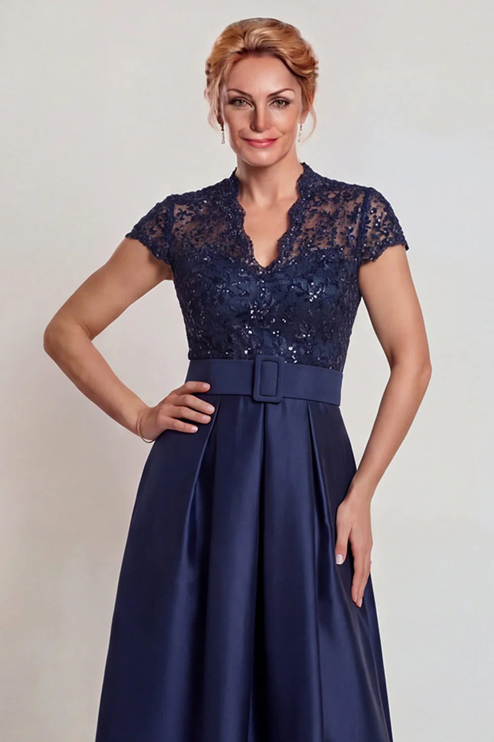 Szaro-niebieska aplikacja: Satynowa sukienka matki panny młodej z rozcięciem - Image 7