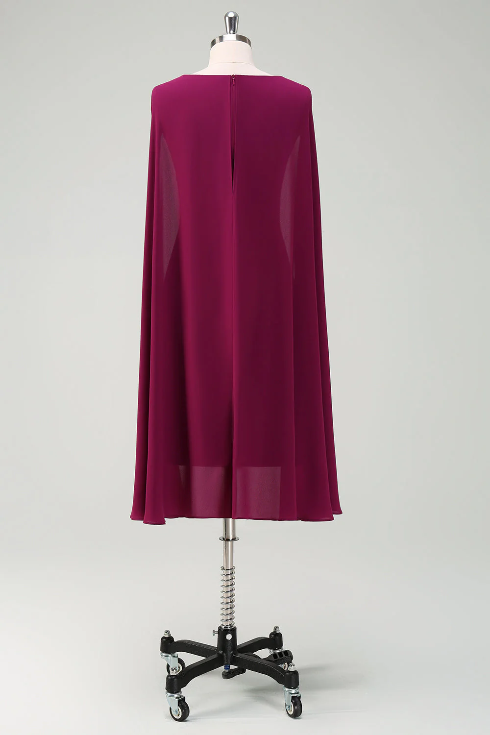 Winogronowa sukienka koktajlowa bodycon z peleryną - Image 2