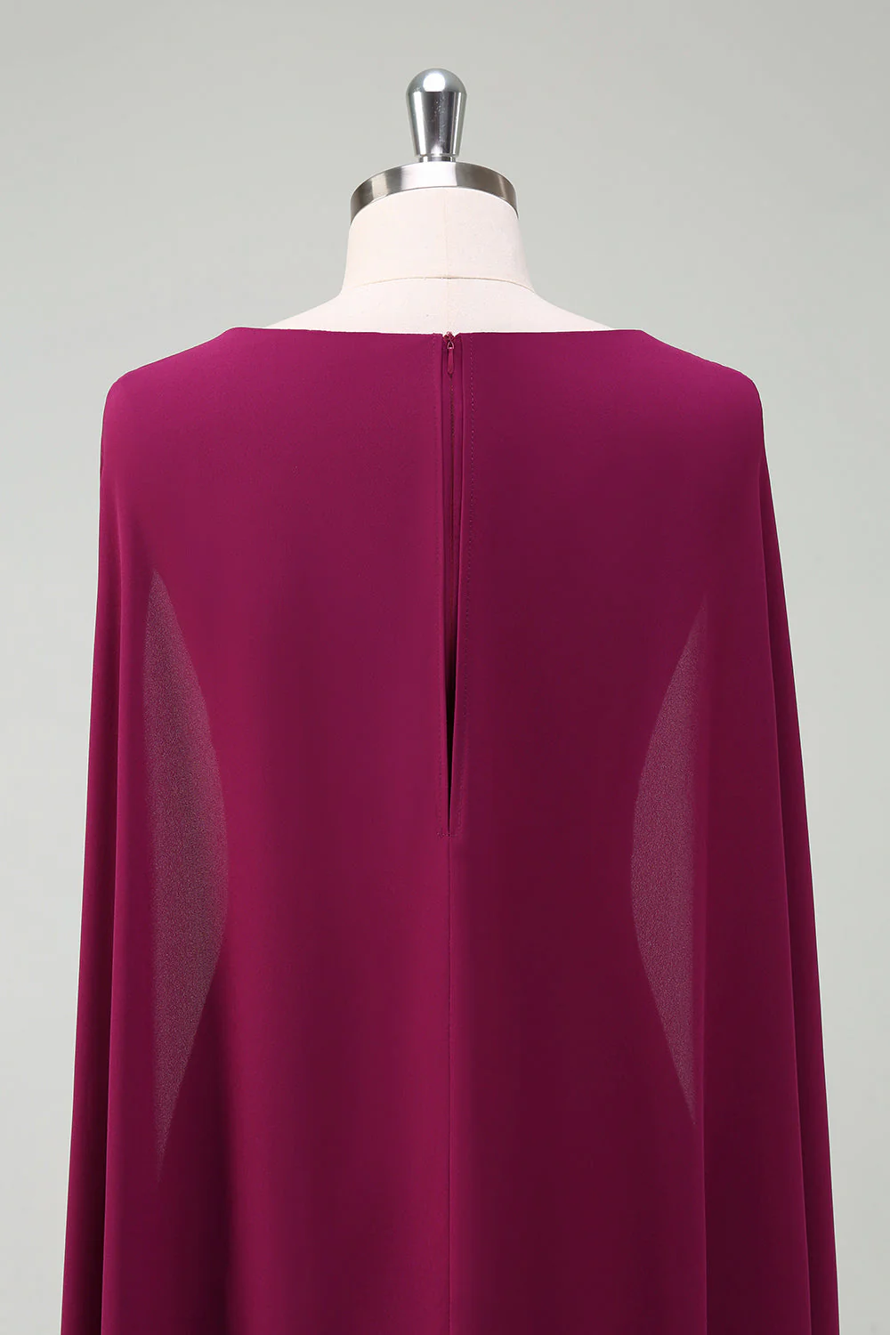 Winogronowa sukienka koktajlowa bodycon z peleryną - Image 5