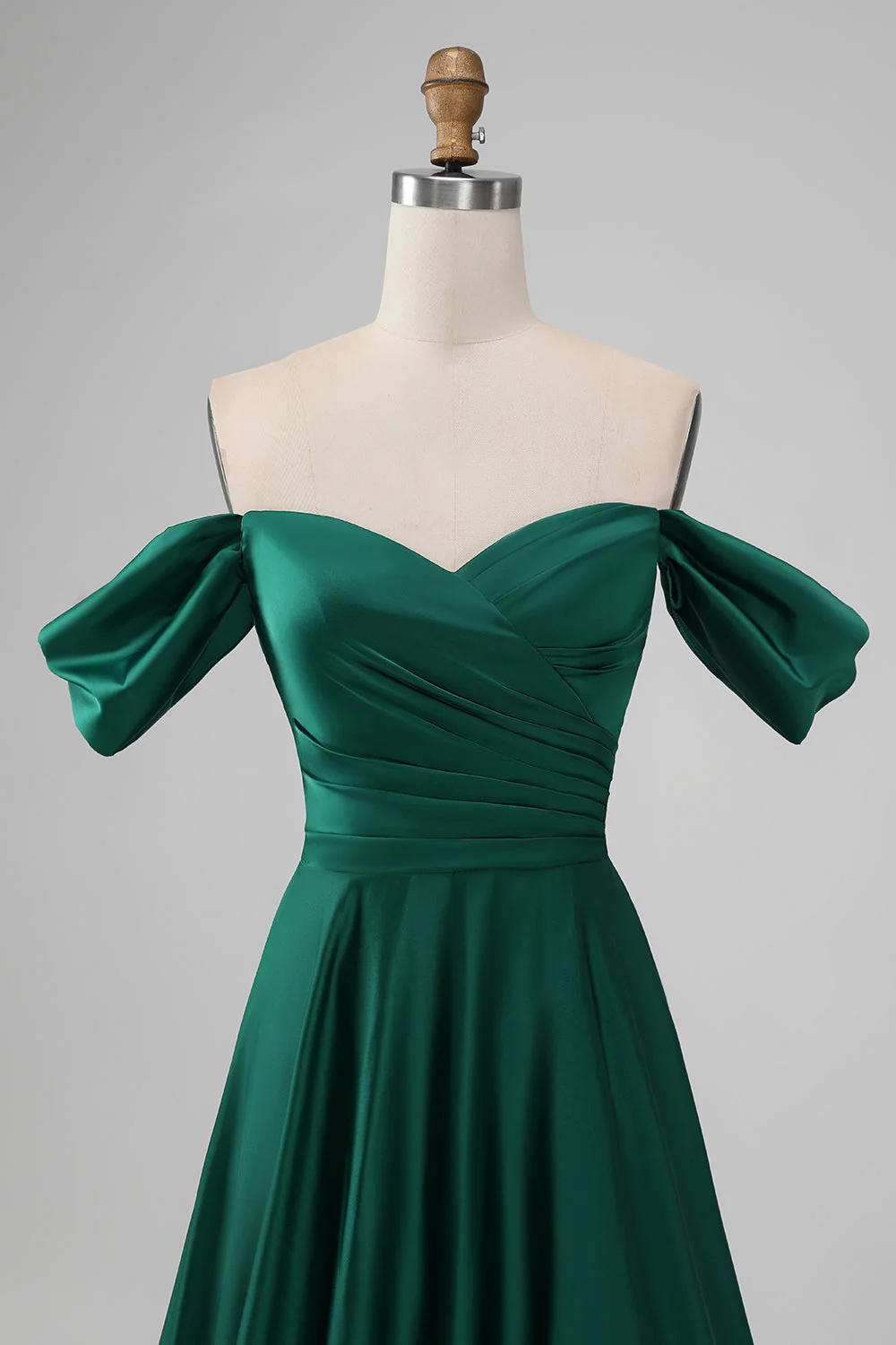 Ciemnozielona Satynowa Długa Sukienka Na Wesele z Odkrytymi Ramionami - Image 4