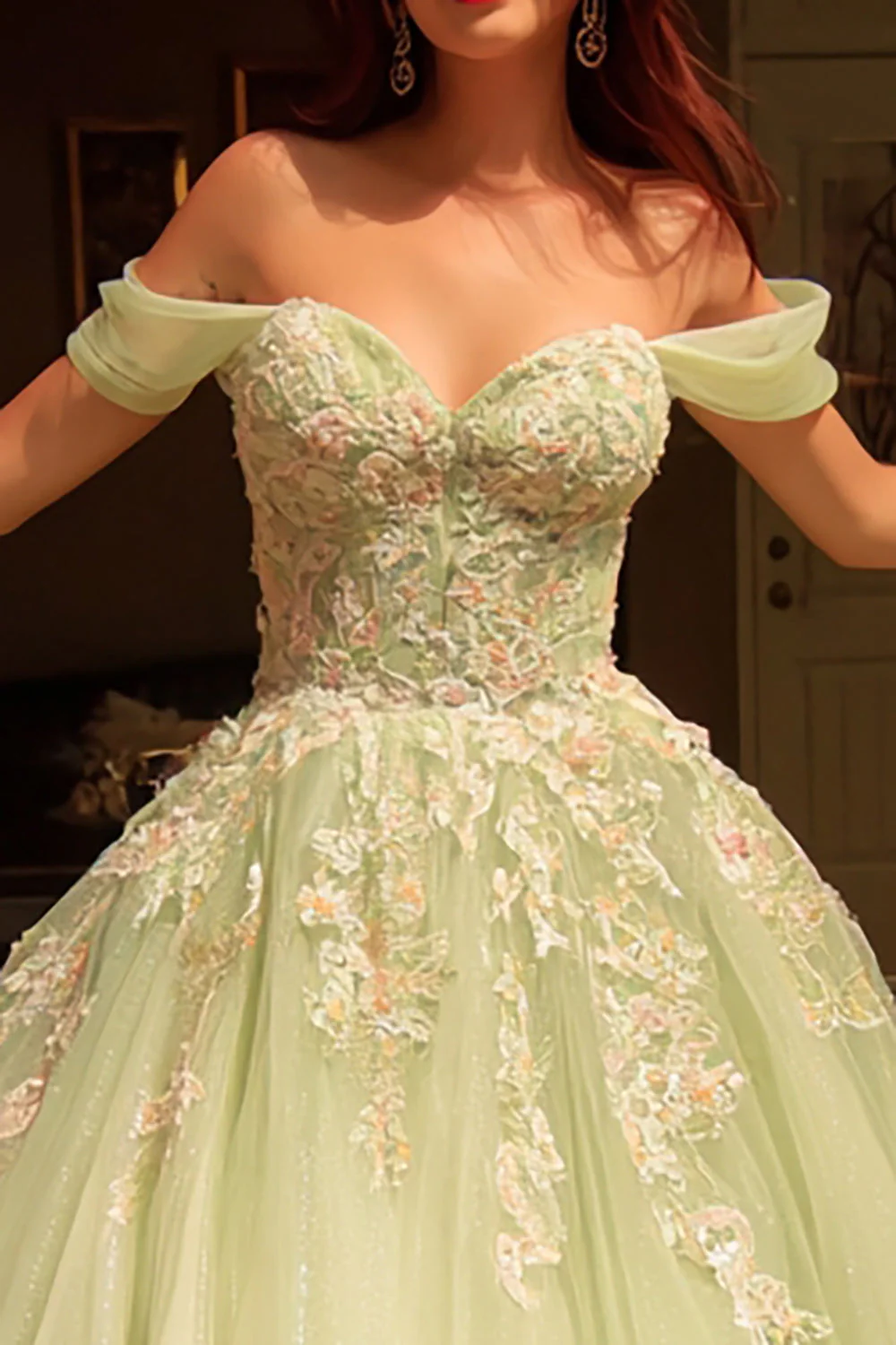 Zielona suknia balowa z odsłoniętymi ramionami i aplikacjami na Quinceanera - Image 2