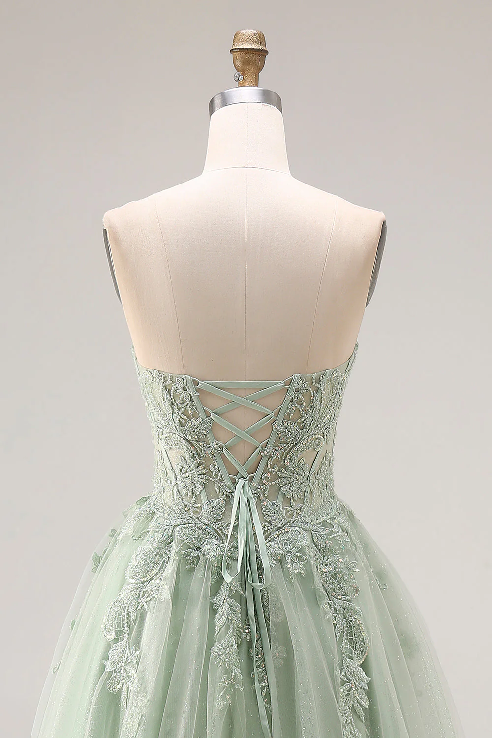 Zielona tiulowa sukienka typu A-line – długa sukienka balowa bez ramiączek i aplikacjami z rozcięciem - Image 5